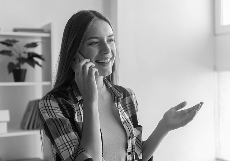 Le aziende si trovano costantemente di fronte a una scelta strategica cruciale: investire nella fidelizzazione dei clienti esistenti o concentrarsi sull’acquisizione di nuovi? Entrambe le strategie hanno un impatto significativo sul successo aziendale, ma presentano costi e benefici diversi. Capire come bilanciare queste due leve è essenziale per ottimizzare le risorse e migliorare il ritorno sugli investimenti (ROI). h2-Cosa significa Customer Retention? La Customer Retention, o fidelizzazione dei clienti, si riferisce alle strategie e alle azioni, come un'assistenza clienti di alta qualità e un'esperienza utente eccellente, che un'azienda implementa per mantenere i clienti esistenti e incoraggiarli a continuare a scegliere i suoi prodotti o servizi nel tempo. Un alto tasso di retention indica che i clienti sono soddisfatti, fedeli al brand e più propensi a effettuare acquisti ripetuti. Mantenere una clientela fedele non solo garantisce entrate più stabili, ma contribuisce anche a creare un effetto positivo sul passaparola e sulla reputazione aziendale. Inoltre, i clienti abituali tendono a essere meno sensibili al prezzo e più inclini a provare nuove offerte dell’azienda, aumentando così il valore della loro relazione con il brand nel lungo termine. h3-I vantaggi della fidelizzazione dei clienti La fidelizzazione dei clienti dipende in gran parte dalla qualità dell’esperienza che offriamo loro. Un servizio clienti efficiente, empatico e personalizzato è uno dei fattori più importanti per garantire la fedeltà al brand ed un vero e proprio investimento strategico per l’azienda che offre numerosi benefici: Riduzione del churn: un servizio clienti reattivo e personalizzato aiuta a prevenire l'abbandono dei clienti, migliorando la loro soddisfazione e costruendo un rapporto di fiducia duraturo. Offrire un'esperienza fluida e risolvere rapidamente eventuali problemi aumenta la probabilità che i clienti rimangano fedeli nel tempo. Aumento del valore del cliente (Customer Lifetime Value - CLV): un cliente soddisfatto è più propenso a continuare ad acquistare e a sperimentare nuovi prodotti o servizi. L’83% dei consumatori afferma di sentirsi più fedele ai marchi che rispondono e risolvono i loro reclami, quindi fornire un supporto eccellente può aiutare ad aumentare il CLV. Passaparola positivo e brand advocacy: un’esperienza cliente eccezionale spinge i consumatori a condividere feedback positivi e a raccomandare l’azienda. Creare un’interazione empatica e personalizzata aumenta le probabilità che un cliente parli bene del brand, contribuendo a migliorare la reputazione aziendale. h3-Quanto costa mantenere un cliente? Il costo di mantenere un cliente dipende anche dalla qualità dell’esperienza che offriamo. Investire in un servizio clienti efficiente può ridurre drasticamente i costi di retention, migliorando la soddisfazione dei clienti e riducendo il churn rate. Supporto omnicanale: offrire assistenza su più canali (telefono, chat, social media) aumenta la probabilità di risolvere rapidamente i problemi, migliorando la fidelizzazione. Automazione e AI: l’uso di chatbot intelligenti e CRM avanzati ottimizza le operazioni, riducendo i tempi di risposta e migliorando l’esperienza del cliente attraverso un supporto più efficiente. Assistenza personalizzata: conoscere meglio i clienti e anticipare le loro esigenze permette di offrire soluzioni mirate, riducendo il numero di richieste ripetute e migliorando l’interazione complessiva. h2-Che cos'è la Customer Acquisition? La Customer Acquisition, o acquisizione clienti, riguarda tutte le strategie e le azioni che un’azienda implementa per attrarre nuovi clienti. Questo processo comprende campagne di marketing, pubblicità, lead generation e altre attività volte a trasformare i potenziali clienti in clienti effettivi. L’acquisizione di nuovi clienti è essenziale per la crescita aziendale, specialmente per le imprese che operano in mercati competitivi o in espansione. Tuttavia, questa strategia presenta costi elevati e richiede un investimento significativo in termini di risorse e tempo. h3-Perché acquisire nuovi clienti è importante e quanto costa Acquisire nuovi clienti è cruciale per le aziende che mirano a crescere e a espandersi, ed è fondamentale per aumentare la quota di mercato, entrare in nuovi segmenti e diversificare la base di clienti. I costi associati all’acquisizione però, come campagne pubblicitarie e marketing, possono essere elevati. Il Customer Service e la Customer Experience possono giocare un ruolo cruciale nel ridurre questi costi e migliorare il tasso di conversione. Riduzione del costo di acquisizione (CAC): un'esperienza cliente positiva facilita il passaparola e la fidelizzazione, diminuendo la necessità di investire in campagne pubblicitarie costose. Miglioramento della conversione: un’assistenza clienti efficace nei primi touchpoint aiuta a trasformare più lead in clienti paganti, massimizzando il ritorno sull’investimento. Un’azienda che comprende questi fattori può ottimizzare i propri sforzi di acquisizione e ottenere un buon equilibrio tra acquisizione e fidelizzazione. h2-Customer Retention vs Customer Acquisition: confronto dei benefici Sia la fidelizzazione che l’acquisizione dei clienti sono essenziali per la crescita aziendale, ma presentano dinamiche e costi differenti. Un customer service efficace è un fattore strategico in entrambi i casi, sia per ridurre l’abbandono che per convertire nuovi clienti. h3-ROI: Retention vs Acquisition Uno degli aspetti più rilevanti nel confronto tra retention e acquisition è il ritorno sull’investimento (ROI). Lo studio di Harvard Business Review citato all'inizio, segnala che incrementare il tasso di fidelizzazione del 5% può aumentare i profitti tra il 25% e il 95%, grazie a clienti più propensi a ripetere acquisti e provare nuovi servizi. Se il costo di acquisizione (CAC) è troppo elevato rispetto al valore del cliente (CLV), il rischio è quello di generare vendite poco profittevoli. Per questo motivo, molte aziende puntano su un customer service eccellente per migliorare la retention e ottimizzare i costi di acquisizione, ottenendo un ROI più sostenibile. h3-Strategie combinate per massimizzare i risultati Per ottenere il massimo dai propri investimenti, le aziende dovrebbero adottare una strategia ibrida, che integri acquisizione e fidelizzazione attraverso un customer service efficace. Alcuni approcci chiave includono: Customer Service proattivo: anticipare le esigenze dei clienti e offrire soluzioni tempestive non solo migliora la retention, ma rafforza anche il valore percepito dai nuovi clienti. Dati e personalizzazione: analizzare il comportamento dei clienti per creare esperienze su misura aiuta sia a ridurre il churn che a migliorare il tasso di conversione. Automazione intelligente: chatbot e assistenza AI possono ottimizzare i costi di acquisizione gestendo richieste iniziali, mentre un servizio clienti umano può intervenire nei momenti decisivi per aumentare la fidelizzazione. Passaggio fluido da acquisizione a retention: trasformare nuovi clienti in clienti abituali con onboarding efficace, follow-up mirati e supporto post-vendita di qualità. h2-Come scegliere la strategia giusta per la tua azienda La scelta tra Customer Retention e Customer Acquisition dipende dalle specifiche necessità e obiettivi dell’azienda. Ogni realtà ha un mix di priorità che può includere l’espansione della propria base di clienti o il rafforzamento delle relazioni con quelli esistenti. Una strategia efficace per bilanciare queste due aree richiede un’approfondita comprensione delle dinamiche interne e dei comportamenti dei clienti. h3-Analisi dei dati: conoscere il tuo target Prima di decidere quale strategia privilegiare, è fondamentale analizzare i dati relativi alle interazioni del cliente con il Customer Service. L’analisi delle richieste, dei tempi di risposta, della soddisfazione e dei feedback permette di individuare eventuali aree di miglioramento nel processo di assistenza. Questi dati offrono informazioni preziose sulle esigenze non ancora soddisfatte e su come un supporto più tempestivo e personalizzato possa influenzare sia la conversione che la fidelizzazione. Ad esempio, se i dati mostrano che i clienti abbandonano il processo di acquisto durante l’assistenza iniziale, significa che la qualità del supporto nelle fasi di acquisizione deve essere migliorata. Allo stesso modo, un’analisi delle conversazioni con i clienti esistenti può far emergere problemi ricorrenti che, se risolti tempestivamente, potrebbero ridurre il churn e rafforzare la retention. h3-Investire nel Customer Journey Il Customer Journey rappresenta il percorso che un cliente compie dal primo contatto con l’azienda fino alla fidelizzazione. Ogni fase è cruciale per garantire un'eccellente Customer Experience, e investire nella cura di tutte le tappe è fondamentale per ottimizzare sia l’acquisizione che la retention. Le prime interazioni con il cliente sono particolarmente delicate: un supporto rapido ed efficace in queste fasi aumenta significativamente le probabilità di conversione. Inoltre, un'assistenza che non si limita a rispondere, ma anticipa le esigenze del cliente, crea un’esperienza proattiva che impatta positivamente sulla fidelizzazione. Un elemento chiave per migliorare ulteriormente il Customer Journey è l'integrazione di tecnologie avanzate come l’intelligenza artificiale (AI). L'AI permette di analizzare grandi quantità di dati in tempo reale, anticipando i bisogni dei clienti e offrendo raccomandazioni personalizzate. I chatbot e i voicebot alimentati dall’AI possono garantire un supporto continuo e risposte rapide, ottimizzando l’efficienza operativa e migliorando la qualità delle interazioni. Inoltre, le piattaforme CRM avanzate, che integrano tutti i punti di contatto, permettono un supporto omnicanale coerente, creando un’esperienza cliente fluida e personalizzata. Le piattaforme di gestione clienti più all’avanguardia che integrano queste funzionalità e tecnologie non solo migliorano l’efficienza operativa, ma contribuiscono anche a costruire esperienze cliente più coinvolgenti e soddisfacenti, riducendo i costi operativi e aumentando la soddisfazione complessiva. In questo modo, sia l’acquisizione che la retention beneficiano di un servizio ottimizzato e innovativo, che facilita la creazione di relazioni durature con i clienti. Scopri gli strumenti AI di Smile.CX per migliorare la Customer Experience dei tuoi clienti.