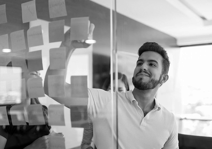 Ejecutivos de CX en Perú colaborando en un taller de liderazgo empático para fortalecer equipos de alto rendimiento