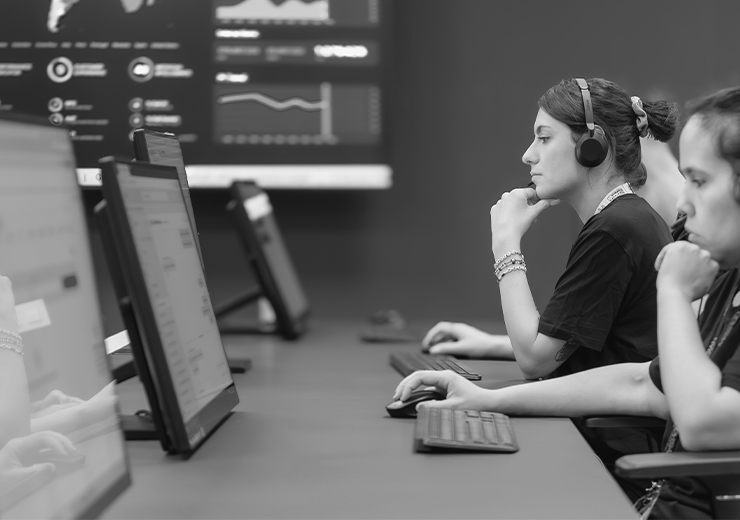 Equipos híbridos y IA predictiva mejorando la experiencia del cliente omnicanal con Smile.CX en Colombia