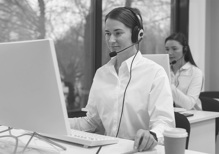 gente de servicio al cliente en Colombia atendiendo a un cliente insatisfecho con actitud empática y profesional.