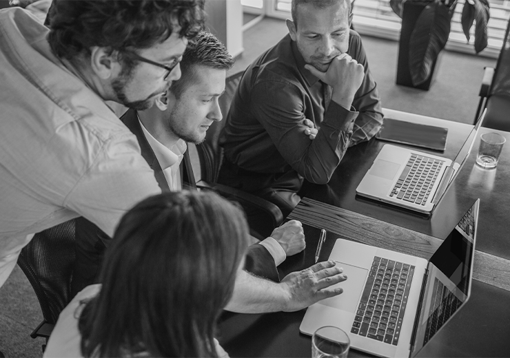 Líder empresarial del futuro guiando a su equipo con inteligencia emocional, estrategia y tecnología en un entorno digital.