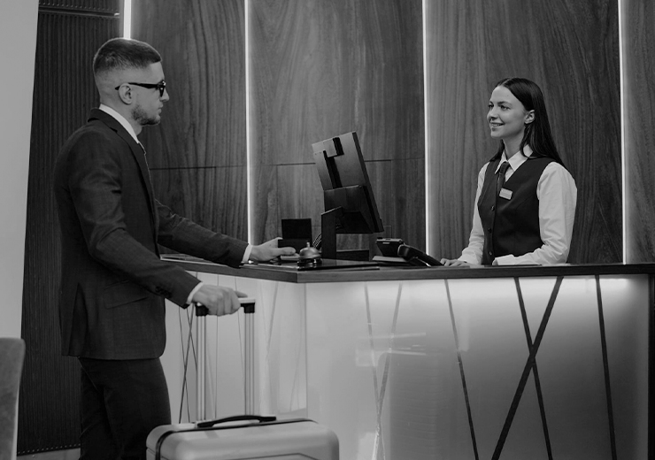 AI interagisce con il personale dell'hotel alla reception